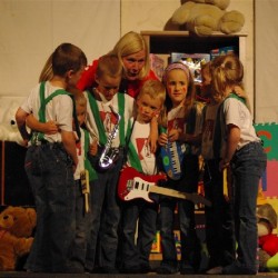 De Muzikantjes  2 - Toneelvereniging Plankenkoorts 
